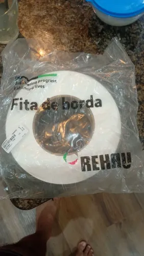 Fita de borda branca texturada