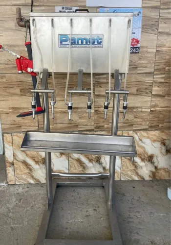 Enchedora de 6 bicos e uma máquina de tampar tampa metálica 