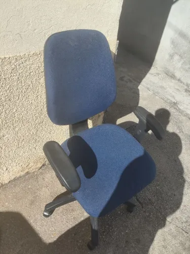 Cadeira de Escritório Ergonômica Giratória com Regulagem - Azul Escuro