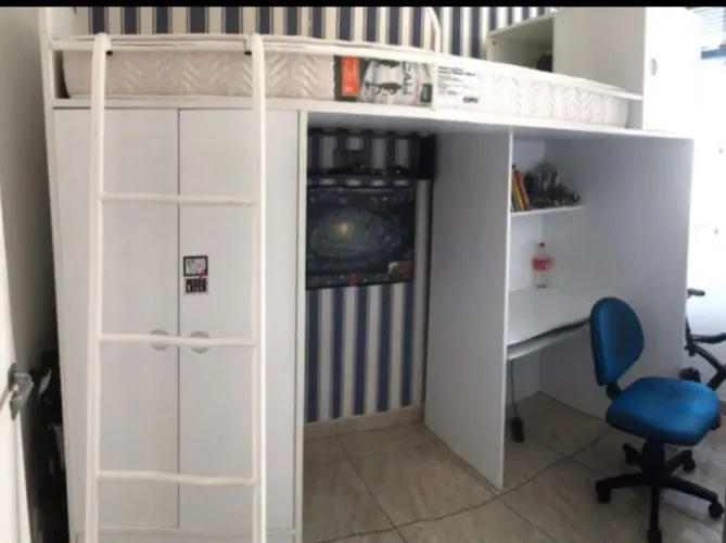 Cama suspensa com escrivaninha