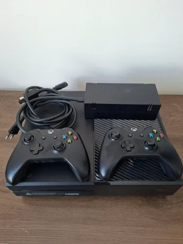 Xbox one fat Microsoft  2 controles, jogo brinde, na caixa