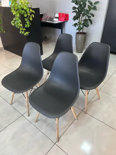 4 cadeiras eames Eiffel pretas