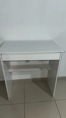 Escrivaninha em perfeito estado