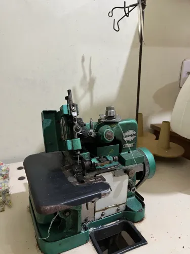 Overlock chinesinha com Mesa. (Com frete fica 450,00