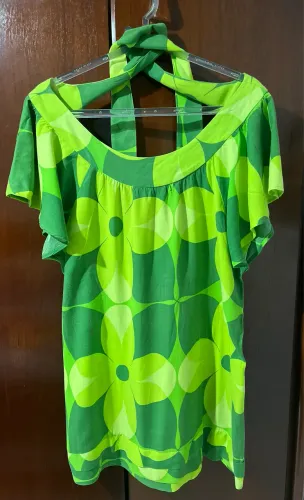 Roupas e sapatos.