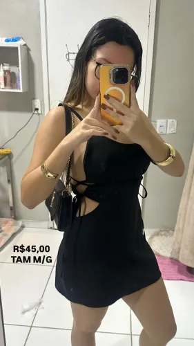 Vestido preto decotado