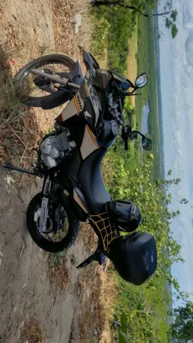 Moto muito nova ainda está com as marcas da loja