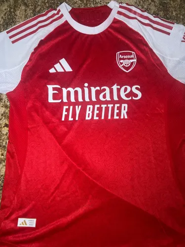 Camisa do Arsenal vermelha 25/26