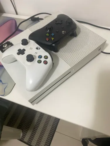 Xbox one s em perfeito estado com 2 controles