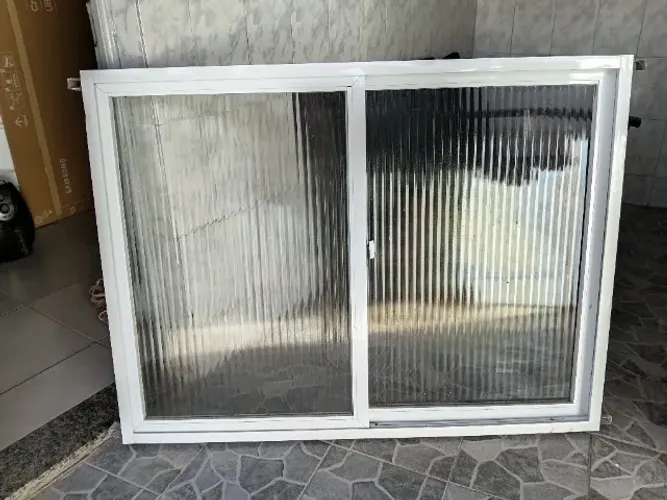Janela de alumínio branco com vidro canelado