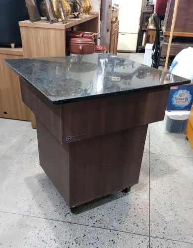 Mesa apóio tampo mármore com rodinhas
