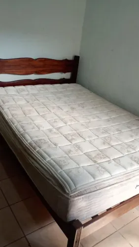 Vende- se Cama de casal em madeira com colchão 
