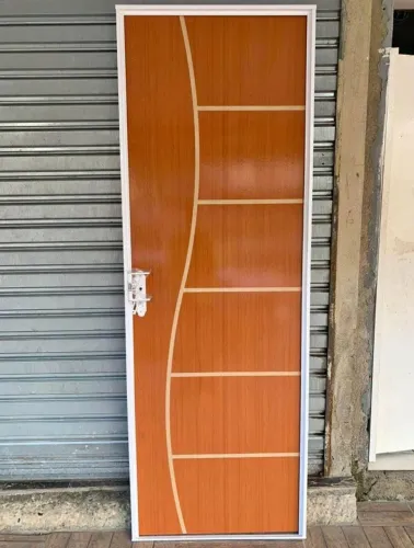 Porta madeira brilho com caixonete em aço branco completa e montada