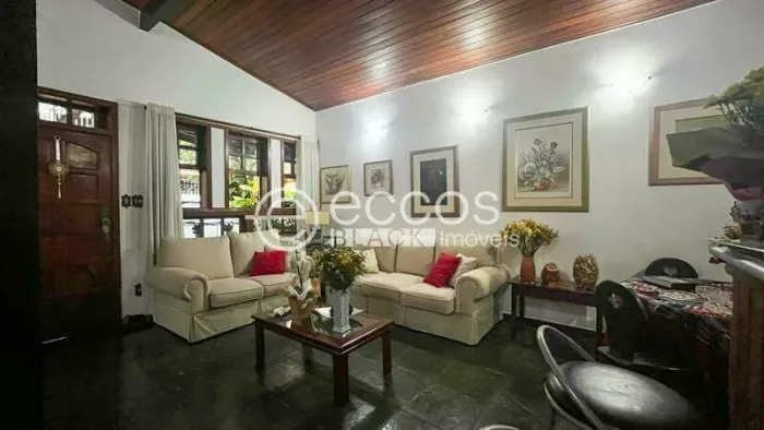 Casa à venda, 8 quartos, 2 suítes, 3 vagas, Santo Antônio - Belo Horizonte/MG