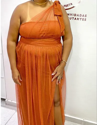 Vestido terracota com tule brilhoso