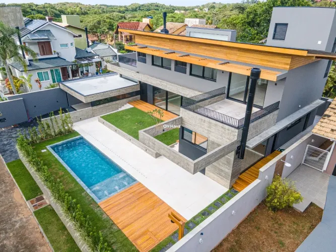 Casa a Venda em Condomínio Fechado 377m² | Lagoa da Conceição - Florianópolis SC.