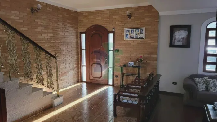 Sobrado para venda possui 250 metros quadrados com 4 quartos em Jardim São José - Jacareí