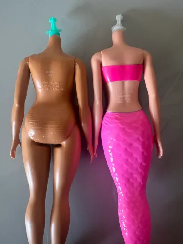Corpo original da Barbie curvy e sereia