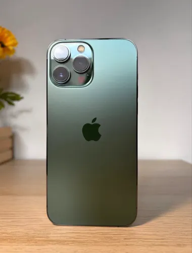 iPhone 13 Pro Max acompanha película, carregador, capinha