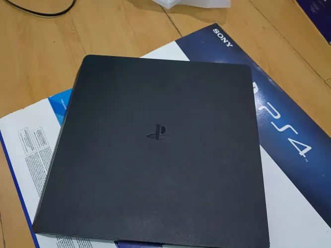 PLAYSTATION 4, 1TERABYTE,2 JOGOS, 3 CONTROLES