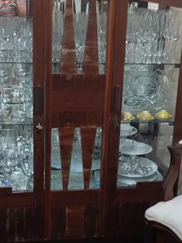 Vendo cristaleira de imbuia ART Decor, sem os cristais