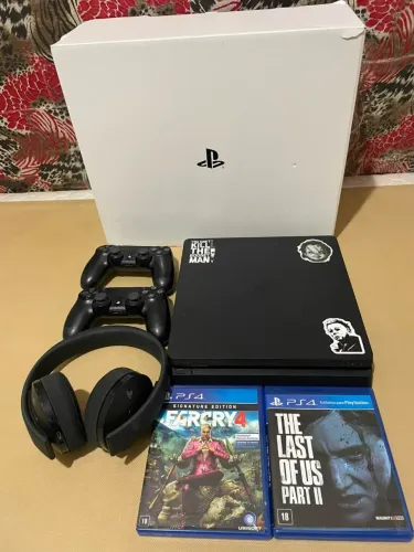 PlayStation 4 PS4 Slim 1TB + 2 Controles + Fone Original + 2 Jogos