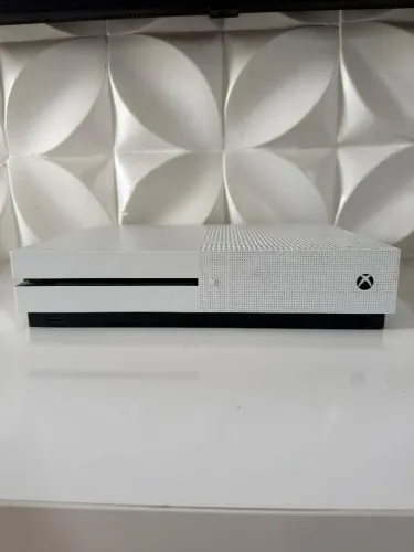 Xbox One S /semi-novo 1TB. + Controle original