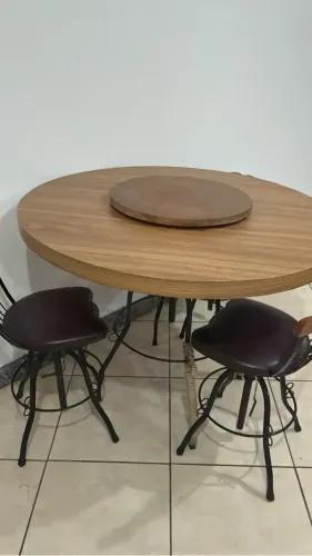 Mesa redonda com três banquetas