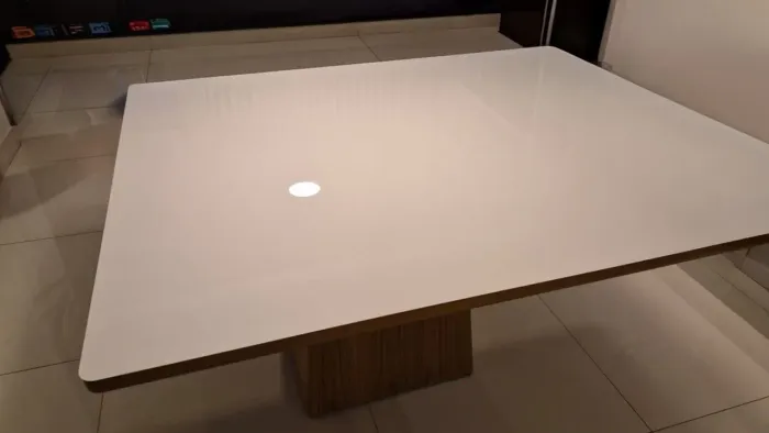 Mesa 1,40 por 1,40 nova, tampo de vidro off white e madeira, base de madeir