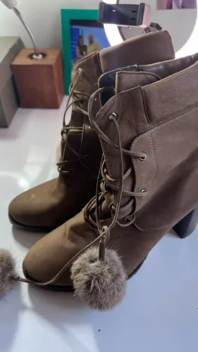 BOTA MARROM NÚMERO 39/40 SALTO BLOCO BAIXO