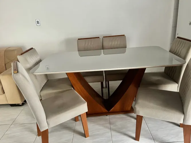 Mesa de Jantar 6 Lugares Tampo de Vidro Off-White com Cadeiras Estofadas