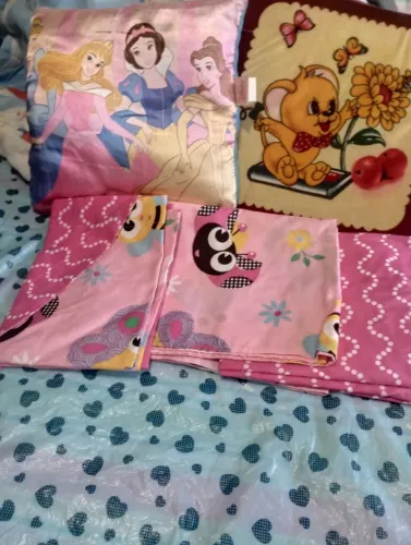 Vendo roupa de cama solteira, menina.