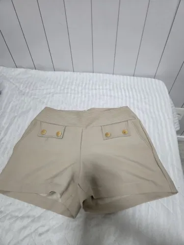Short alfaiataria bege com botões