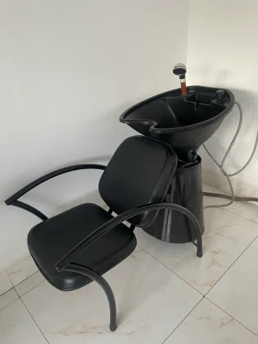 Lavatório e cadeira de salao