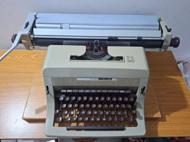 Vendo Máquina datilográfica - Colecionadores<br>Olivetti Linea 88<br>Olivetti Linea 88