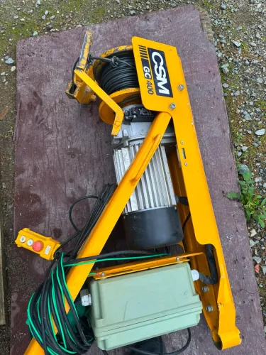 GUINCHO DE COLUNA 400Kg TRIFASICO 220/3- 80V COM CACAMBA