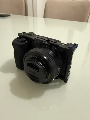 Sony ZV-E10 + Lente 16-50mm + Cage SmallRig + Filtro
