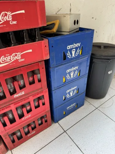 Vendo várias caixas de vasilhames de cerveja e coca cola 