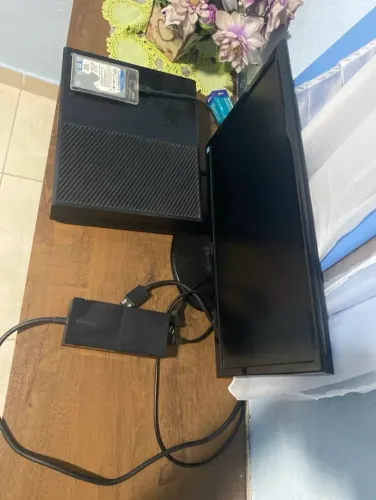 Xbox One Fat 1TB + Monitor AOC + Vários Jogos