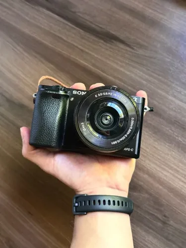 Sony a6000 + Lente 16-50mm + Acessórios (Impecável)