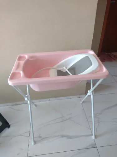 Banheira de bebê com suporte retrátil ,andador praticamente novo