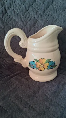 Caneca de porcelana antiga