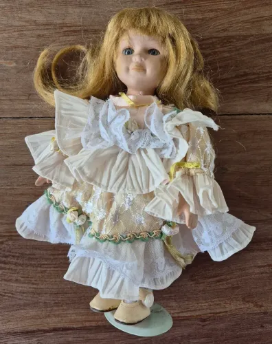 Antiga boneca de porcelana e tecido