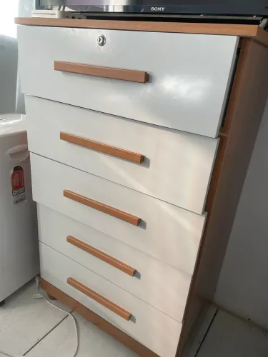 Cômoda aspecto de nova