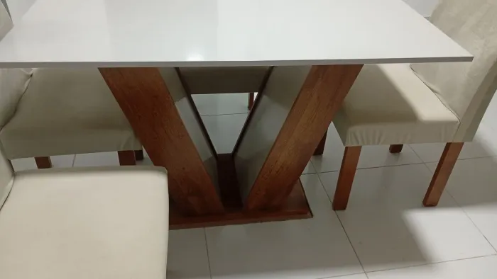 Mesa de jantar com 4 cadeiras