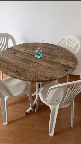 Mesa redondas com cadeiras de plástico