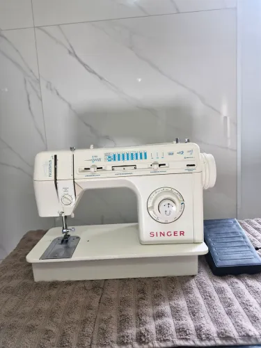 Máquina de costura singer 220V 