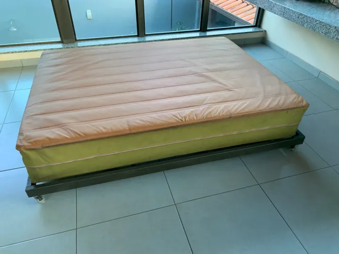 CAMA DE CASAL COM ESTRADO DE METALON E COLCHÃO DE 1,85 x 0,29 x 1,39 ENCAPADO COM COURINO