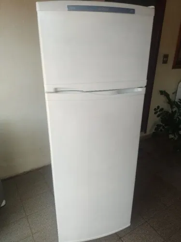 Geladeira Duplex, funcionando perfeitamente, desgelo seco, tensão 110 volts, marca Consul