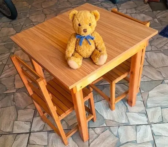 Mesa infantil com 2 cadeiras